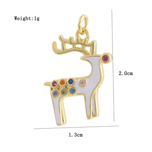 Détail d'un pendentif renne doré de 2cm avec émail blanc et cristaux colorés
