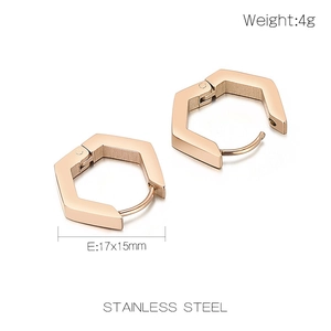 Détail de boucles d'oreilles hexagonales en acier inoxydable rose doré de 17x15mm