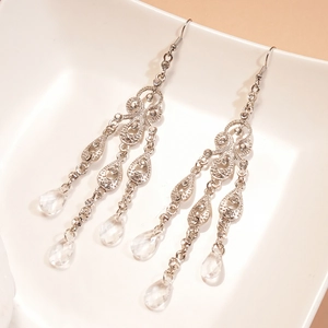 Dettaglio degli orecchini a goccia d'argento con perline a goccia d'acqua e strass