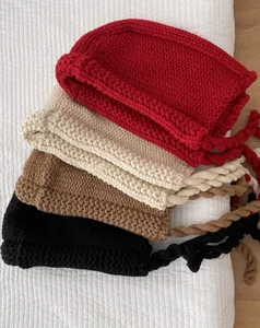Bonnets en grosse maille de quatre couleurs avec cache-oreilles tressés pour l'hiver