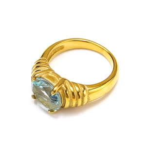Vue détaillée d'une bague plaquée or 18k avec pierre ovale bleu clair et anneau ondulé