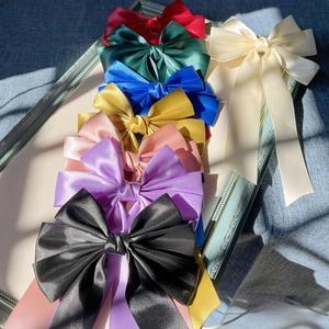 Detailansicht großer Schleifen-Haarspangen aus Satin in vielen Farben mit Seideneffekt
