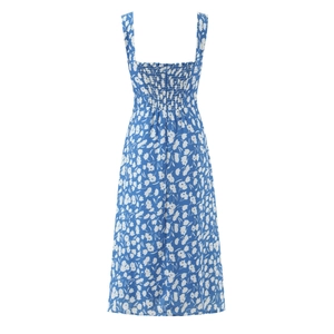 Robe midi fleurie bleue et blanche avec fines bretelles et dos élastique smocké chic