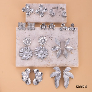 Street style stainless steel sunflower earrings set with silver daisy flower charms