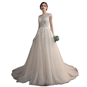 Robe de mariée trapèze ivoire avec dentelle florale et décolleté illusion sophistiqué