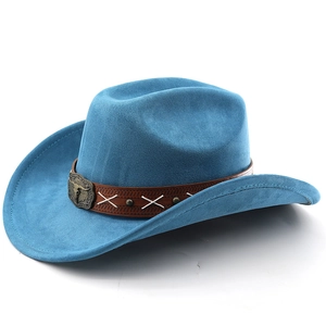 Détail d'un chapeau de cowboy bleu ciel avec bandeau en cuir marron et boucle tête de taureau