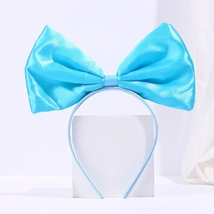 Großes himmelblaues Satin-Schleifen-Haarband für Mädchen auf weißem Display