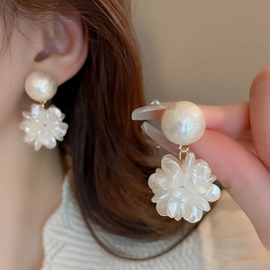 Élégantes boucles d'oreilles fleurs blanches avec perles et pétales en résine nacrée