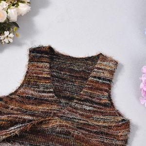 Détail du gilet en tricot à col en V avec des rayures horizontales marron et beige