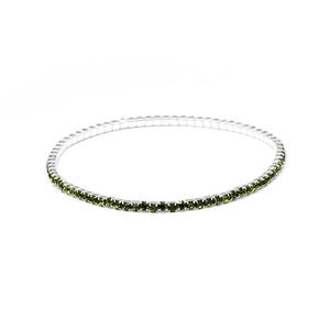 Einreihiges Tennisarmband in Silber mit olivgrünen runden Kristallen auf weißem Grund