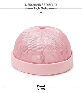 Vue de face du bonnet docker en maille rose montrant la texture et le bord roulé