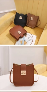 Détail de sacs bandoulière texture lychee avec fermoirs carrés dorés et fines lanières