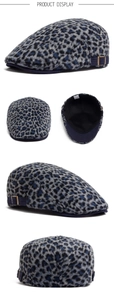 Détails d'une casquette plate léopard avec sangle bleue et étiquette de lavage intérieure