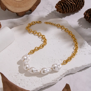 Collier perles baroques avec chaîne en acier inoxydable doré 18K sur pierre blanche