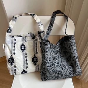 Détail de sacs à bandoulière en lin et coton avec broderie ethnique et motifs cachemire