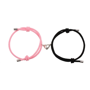 Bracelet de couple magnétique ajustable en corde milanaise avec breloques cœur sur blanc