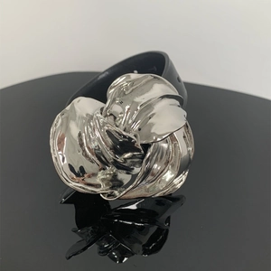 Detail van de grote zilveren metalen gesp op een stijlvolle zwarte lederen armband