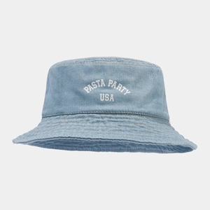 Détail d'un bob en jean bleu clair avec broderie blanche PASTA PARTY USA et coutures fines