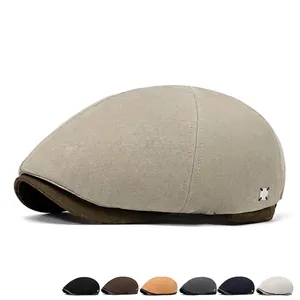 Classic two-tone ivy cap for men in khaki and brown with metal buckle detail