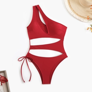 Maillot de bain rouge ajouré à une épaule avec nœud et accessoires de vacances