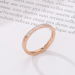 Detaillierte Nahaufnahme des rosévergoldeten CNC-Kristallrings mit funkelnden Steinen