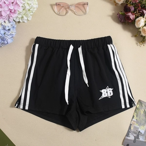Detaillierte Flachbildansicht schwarzer Sportshorts mit weißen Seitenstreifen und 86er Aufdruck