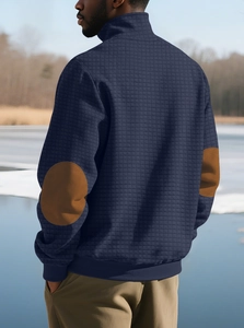 Detail der marineblauen Waffelstruktur-Jacke mit braunen Ellbogen-Patches für Herren