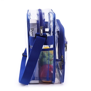 Vue détaillée du sac bandoulière en PVC bleu transparent avec poche latérale en filet et articles