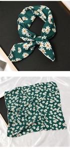 Détail d'un foulard carré vert foncé avec motif marguerites blanches et bords blancs