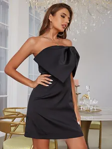 Gros plan détaillé d'une robe bustier noire ornée d'un grand nœud décoratif devant