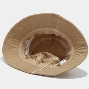 Interno del cappello da pescatore in cotone kaki con coulisse regolabile e tessuto morbido