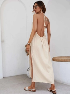 Abito lungo beige con scollo all'americana e spacco laterale con nappe per le vacanze