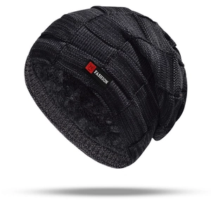Bonnet en maille noire avec doublure polaire épaisse et étiquette de mode
