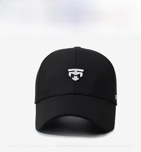 Vue de face de la casquette de baseball en coton sergé noir avec logo brodé en 3D