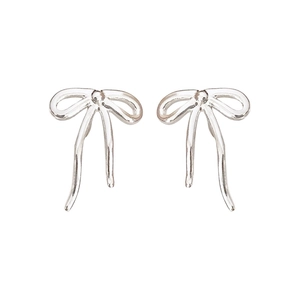 Élégantes boucles d'oreilles nœuds argentées avec perles sur fond blanc uni