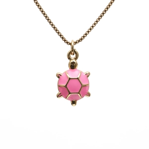 Minimalistische goldene Halskette mit rosa Emaille-Schildkrötenanhänger für Damen auf weiß