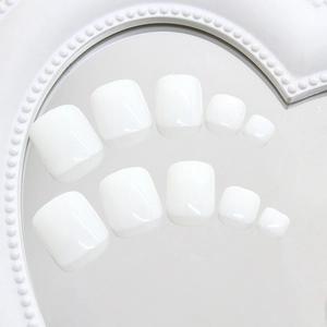 Faux ongles d'orteils blancs brillants au fini épuré pour un look d'été élégant