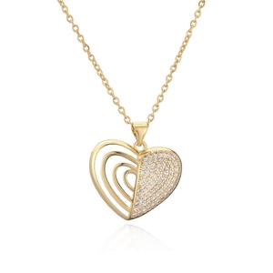 Détail du pendentif cœur avec lignes dorées multicouches et oxydes de zirconium sertis