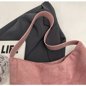 Detail der rosa Wildleder-Einkaufstasche mit glattem Lederriemen und weicher Mattstruktur