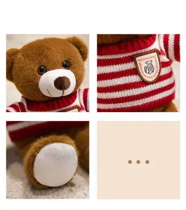 Détails de l'ours en peluche marron avec pull rayé et badge brodé sur la poitrine