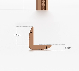Vista dettagliata del paraspigoli in silicone marrone a L con spessore di 0,3 cm per sicurezza