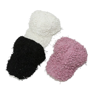 Casquettes de baseball en peluche noire, blanche et rose avec texture à plumes
