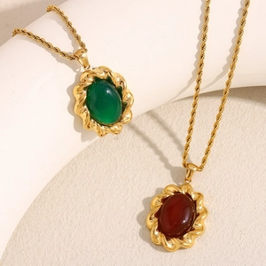 Colliers en acier doré 18K avec pendentifs floraux en agate rouge et verte