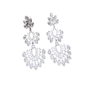 Boucles d'oreilles pendantes vintage en argent avec zircone cubique sur fond blanc