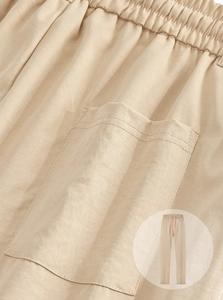 Dettaglio dell'elastico in vita e cuciture delle tasche su pantaloni casual da uomo
