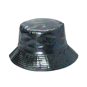 Detail von laserholografischem Anglerhut aus PU-Leder mit metallischem Regenbogeneffekt