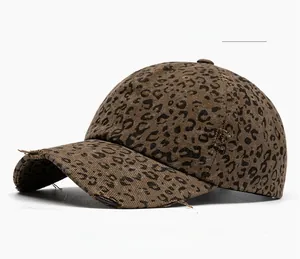 Détail de la casquette léopard kaki avec bords usés et texture en sergé de coton vintage