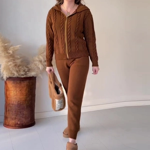 Set coordinato da donna in maglia a trecce marrone con felpa con cappuccio e pantaloni