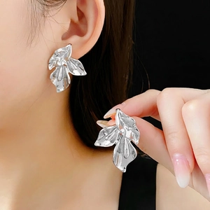 Boucles d'oreilles pétales argentées avec texture irrégulière et style luxe minimaliste
