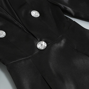 Nahaufnahme großer silberner Strassknöpfe auf einem hochwertigen schwarzen Satin-Blazer